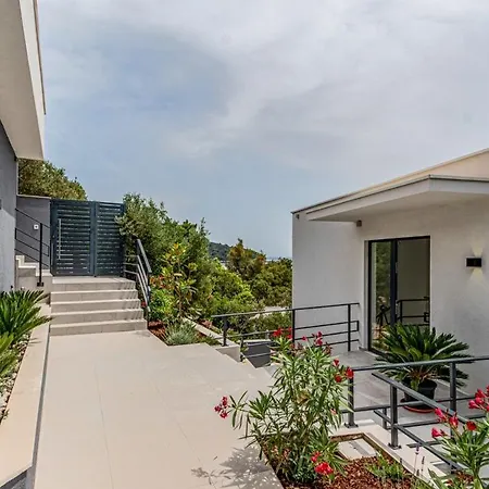 Luxana Villa *