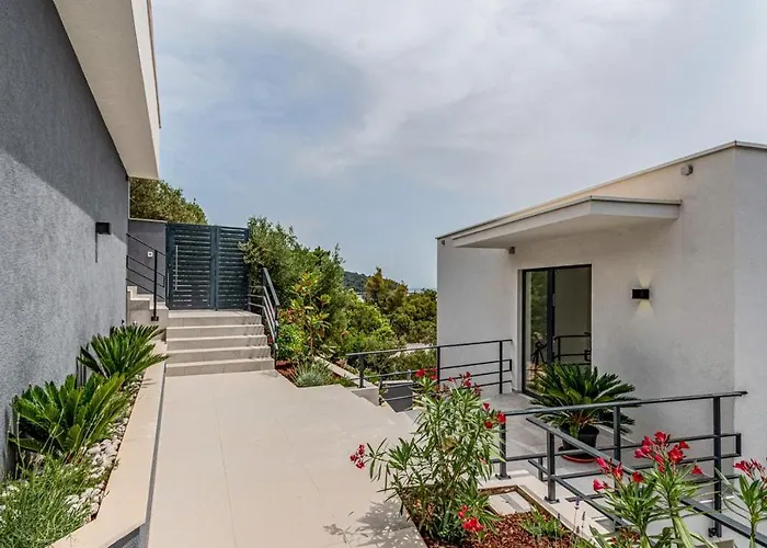 Luxana Villa *